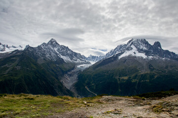 Panorama sur les glaciers du massif du Mont-Blanc