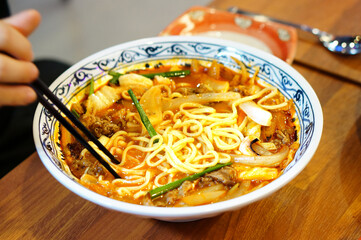 식탁 위에 짬뽕을 젓가락으로 먹는 모습