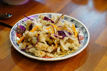 식탁 위에 탕수육이 놓여 있는 모습