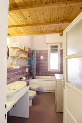 Interno bagno con piastrelle viola
