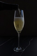 よく冷えたシャンパン（スパークリングワイン）をフルートグラスに注ぐ
