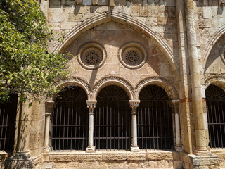 Arco gótico de un claustro