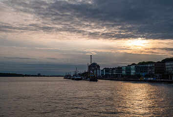 Obraz premium A sunset over the harbor city in Northern Germany. with clouds