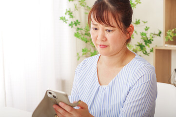 老眼でスマホが見えにくいミドル女性