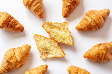 Mini croissants sobre fondo blanco - Cruasán