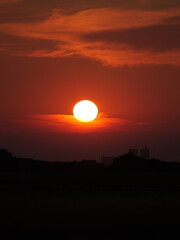 Sonnenuntergang bewölkt mit Atomkraftwerken im Hintergrund