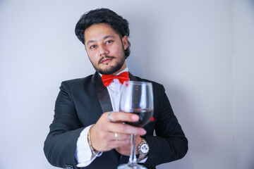 ワイングラスを持つ笑顔の男性