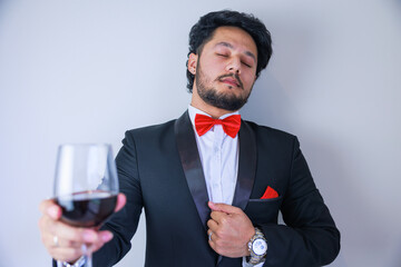 ワイングラスを持つ笑顔の男性