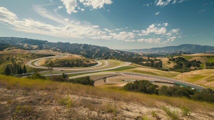Naklejka premium A panoramic view of a racetrack surrounded by rolling hills and open sky, offering a sense of freedom and adventure