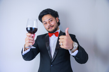 ワインを片手にGoodサインをする男性