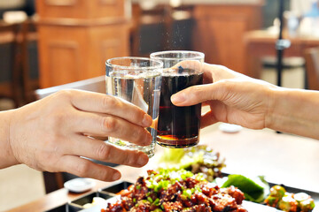 콜라, 사이다 음료수로 건배하는 모습