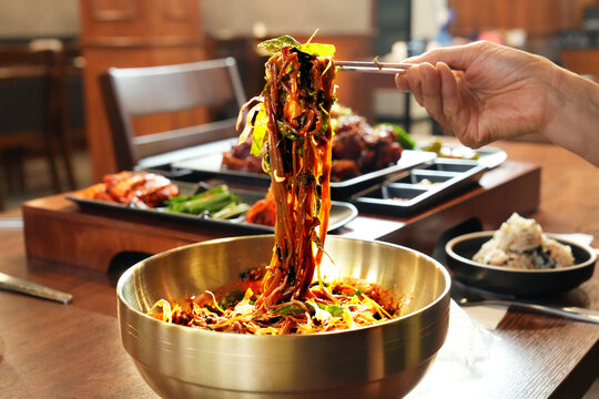 비빔 막국수를 맛있게 먹는 모습