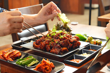 식탁 위에 놓여 있는 불족발을 젓가락으로 맛있게 먹는 모습