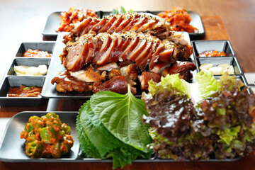 식탁 위에 족발이 플레이팅 된 모습