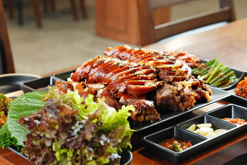 식탁 위에 족발이 플레이팅 된 모습