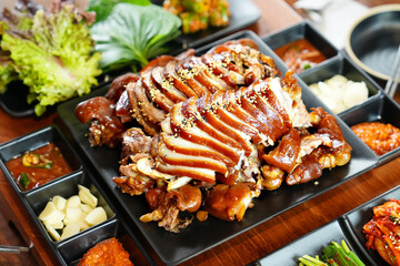 식탁 위에 족발이 플레이팅 된 모습