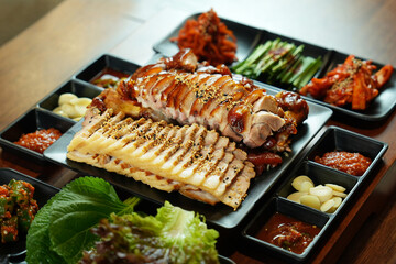 식탁 위에 보쌈 족발 세트 메뉴가 놓여 있는 모습