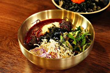 식탁 위에 비빔 막국수가 놓여 있는 모습