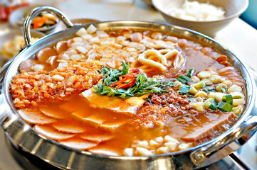 부대찌가 끓고 있는 모습