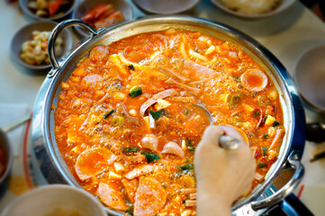 부대찌가 끓고 있는 모습