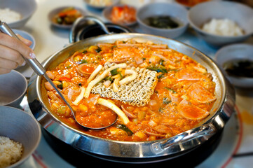 부대찌개에 라면 사리를 넣고 끓이는 모습