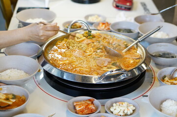 부대찌개가 끓고 있는 모습