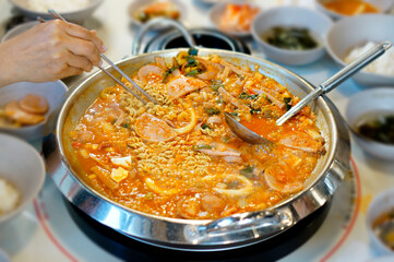 부대찌개가 끓고 있는 모습