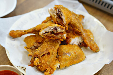 식탁 위에 옛날 통닭이 요리 후 놓여 있는 모습