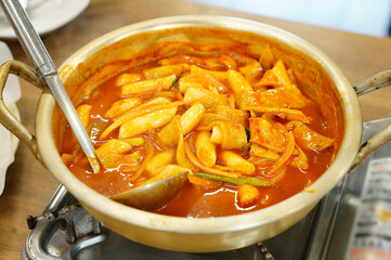 국물 떡볶이를 냄비에 끓이는 모습