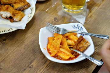 식탁 위 개인 접시에 떡볶이를 담아 놓은 모습