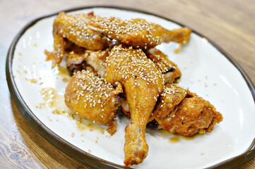 식탁 위에 옛날 통닭이 놓여 있는 모습