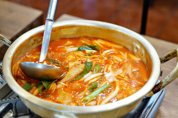 국물 떡볶이를 냄비에 끓이는 모습