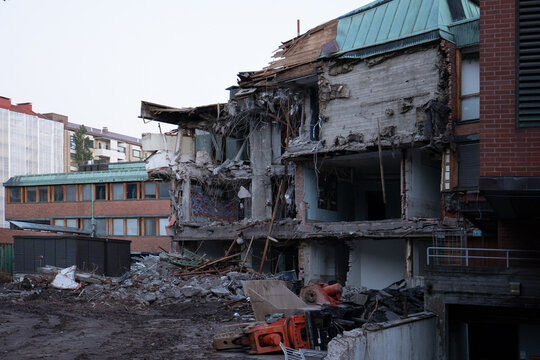 Esta construcci&oacute;n en Helsinki Finlandia esta siendo demolida, los trabajos nos muestran una imagen desoladora con el edificio en ruinas. Parece zona de guerra
