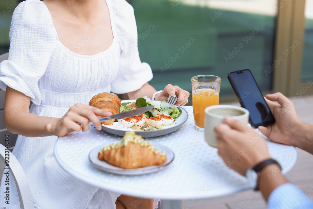 Poster Couple having tasty breakfast in outdoor cafe, closeup