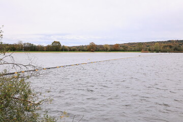 Grauer Herbsttag am Kinzigsee bei Langenselbold in Hessen