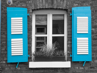 Fenster, mit blauen Klappläden