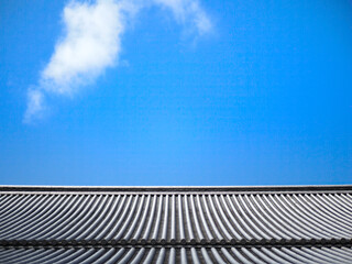 屋根瓦の上に浮かぶ雲