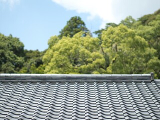 新しい屋根瓦と緑の背景