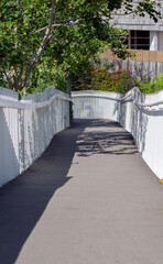 Rampa con barandilla blanca a ambos lados.