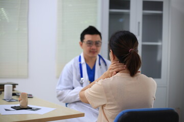 Obraz premium Male doctor with experience examining young pregnant women
