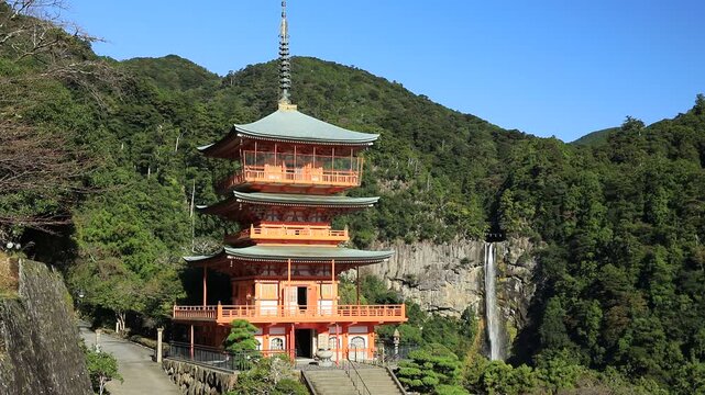 青岸渡寺三重塔と那智の滝