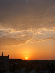 Amanecer en verano en la ciudad