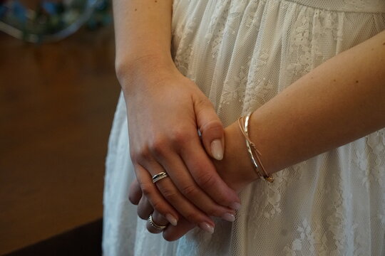 Hochzeit Trauung Braut h&auml;nde mit Trauring