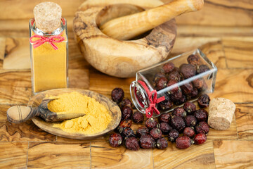 Hagebutten Rosa canina die Hunderose frisch oder getrocknet