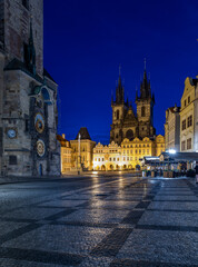 Obraz premium Church of the Mother of God before Týn on the old town square in the night, Prague, Czech Republic