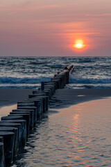 Obraz premium Wooden breakwater - Baltic seascape at sunset, Poland