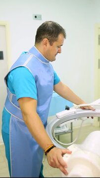 Video of a podiatrist performing a treatment on a patient.The podiatrist performs fluoroscopy to see the patient's foot in real time.