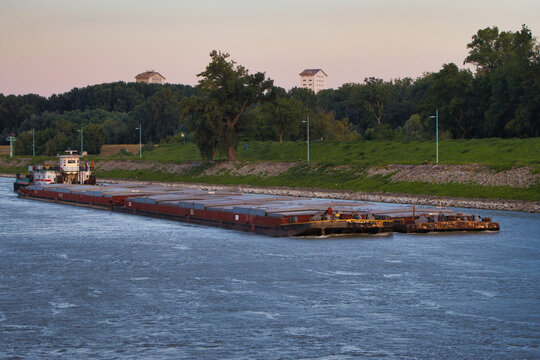 Binnenschiff auf der Donau bei Linz