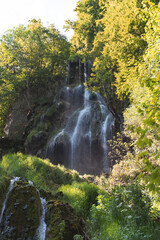 Blick auf den Uracher Wasserfall im Sommer