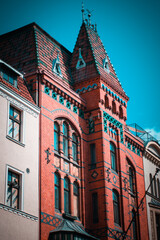 Obraz premium Beautiful gothic building of a medieval City Hall in Torun, Poland. Historical street of an ancient European city.